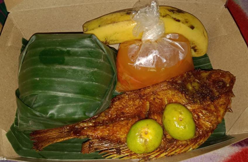 Iga Bakar, Pecak Ikan Nila, Nasi Ayam Goreng Lengkuas, Aneka Singkong dan Kacang Rebus