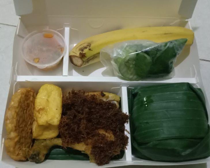 Iga Bakar, Pecak Ikan Nila, Nasi Ayam Goreng Lengkuas, Aneka Singkong dan Kacang Rebus